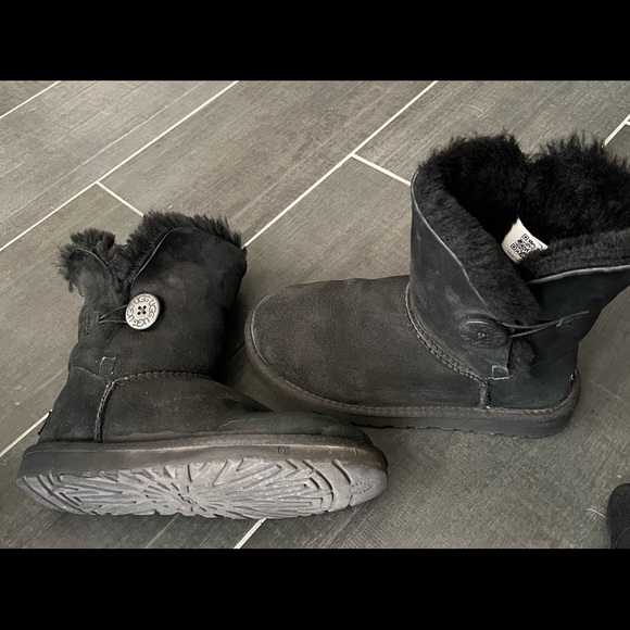 UGG Black Bailey Button sz 6 - Picture 10 of 11